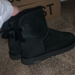 sz 7 mini black hailey bow uggs